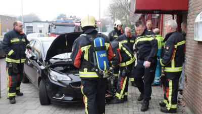 Auto rijdt tegen 'Chinese Muur' in Hoogeveen