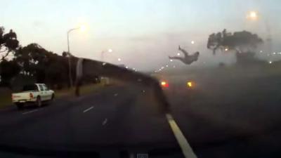 Bestuurder vliegt door de lucht door niet dragen autogordel