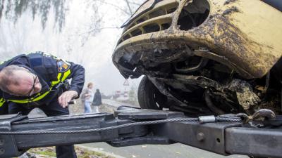 Koperdief vlucht na aanrijding met auto