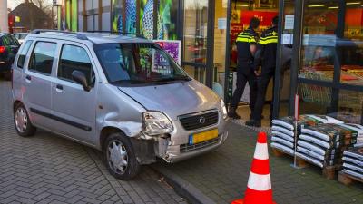 Bejaarde automobiliste ramt gevel van winkel in Schijndel