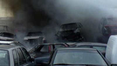 Mensen moeten huis verlaten vanwege brand op autosloperij Groningen