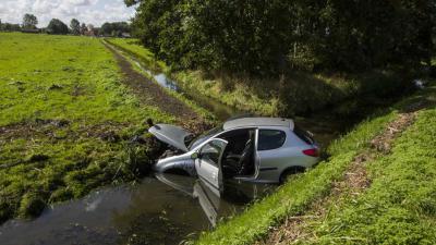 Auto te water langs A20