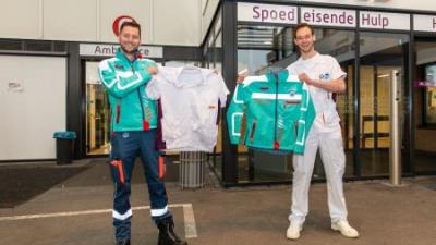 ambulanceverpleegkundige Robin Heijgen (links) en bachelor medische hulpverlening Melvin Nietveld met hun geruilde tenue.