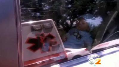 Medewerkers ambulance slaan autoruit in om pop te redden
