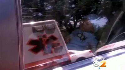 Medewerkers ambulance slaan autoruit in om pop te redden