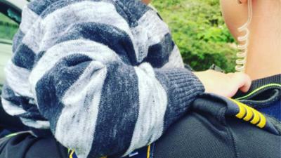 Politie slaat ruit auto in met alleen een baby erin 