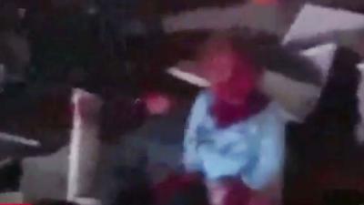 Man op zoek naar zoon filmt huilend meisje tussen puin op luchthaven