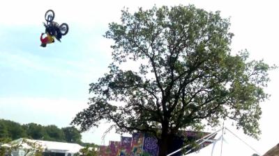 Wereldrecordpoging op Zwarte Cross:Giant backflip voor Raif Badawi