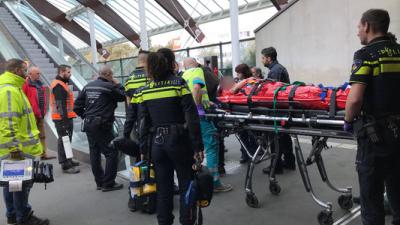 Tiener valt van balustrade op perron metrostation