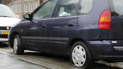 Bij 7 auto's in de Lekstraat Schiedam de banden lekgestoken