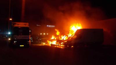 Vier bedrijfsauto's in vlammen op in Groningen