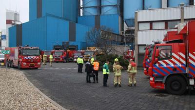 Brandweer schaalt groot op na brandmelding bij chemisch bedrijf in Botlek