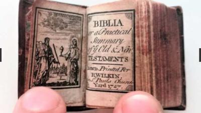 Kleinste bijbel ter wereld onder de hamer
