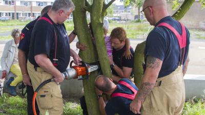 Brandweer redt bekneld kind uit boom
