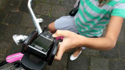Minister gaat appen en bellen op fiets verbieden