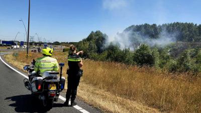 Flinke vertraging snelweg A50 bij Eindhoven door felle bermbrand