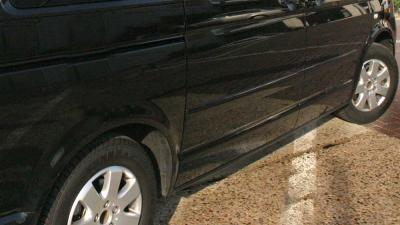 Drankendief komt met bestelbus vast te zitten in grasveld