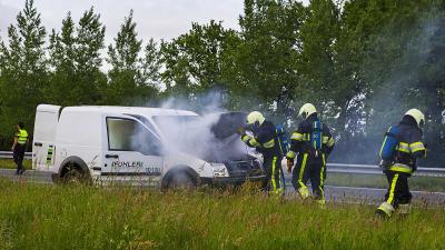 Bestelauto vat vlam op snelweg A50 bij Sint-Oedenrode