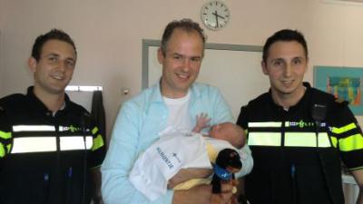 De agenten Remco en Borko met in het midden de trotse vader met zijn zoon Thomas