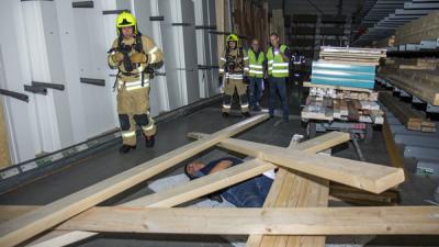 BHV en brandweer oefenen ernstig ongeval in bouwmarkt