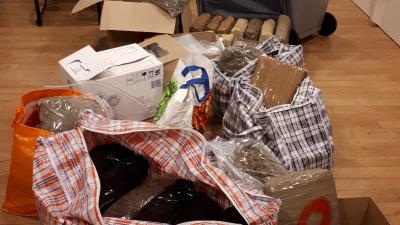 Politie neemt tientallen kilo’s drugs en duizenden euro’s in beslag