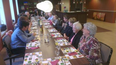 Bewoners verzorgingstehuis De Luwte koken voor familieavond 