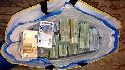 Foto van eurobiljetten in tas | OM