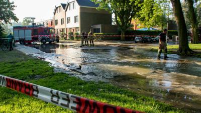 En weer straat blank door gesprongen waterleiding