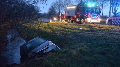 Bejaarde automobilist belandt met auto in sloot