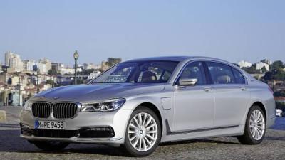 De BMW 740e medio augustus in de showroom