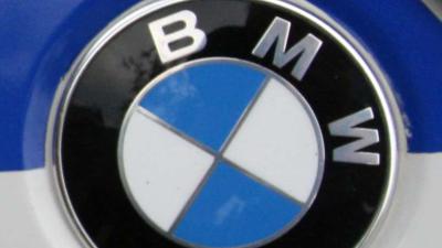 Testrijder BMW crasht met prototype, schoonmoeder overlijdt