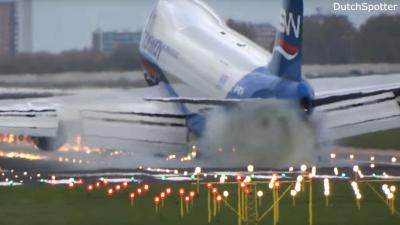 Boeing 747 doet 'harde boink' op landingsbaan Schiphol