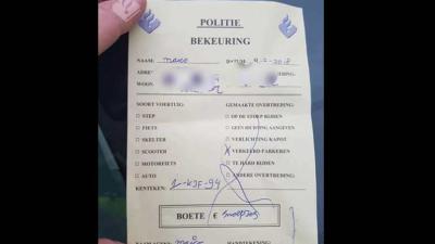 Politie krijgt 'boete' voor fout parkeren en moet 'betalen' in snoepjes