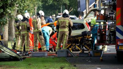 Auto tegen boom in Schoonoord