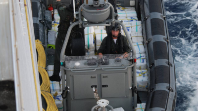 Helikopter Marine schiet op de vlucht geslagen drugsschip kapot