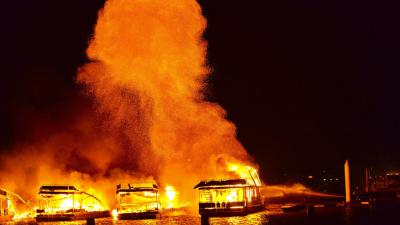 Boten in brand aan Haarlemmerweg in Leiden