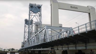 Oude Botlekbrug gesloopt na laatste treinrit