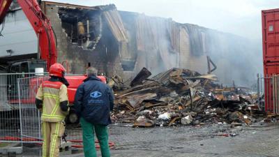 Zeer grote brand in Westelijk Havengebied Amsterdam verwoest loods