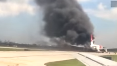 Vliegtuig vat vlam tijdens vertrek