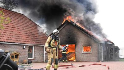 Grote brand legt schuur in as