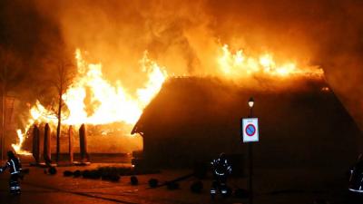 Grote brand veroest boerderij en schuur