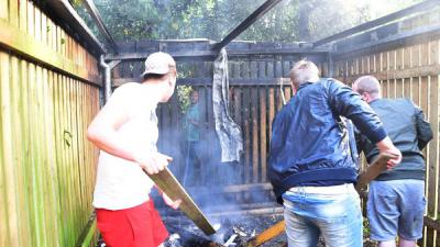 Bewoners blussen brand fietsenstalling
