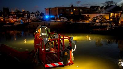 Auto te water, 1 inzittende uit water gehaald