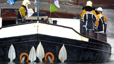 Foto van brandweermannen op binnenvaartschip | Archief EHF