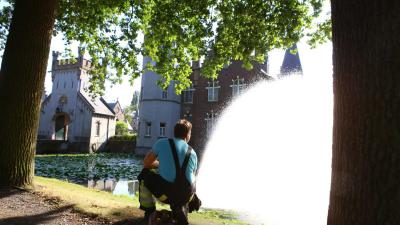 Brandweer redt vissen in vijver kasteel Stapelen in Boxtel