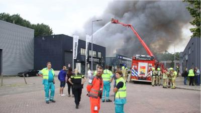 Drie gewonden, waaronder brandweerman, bij brand in garagebedrijf in Rotterdam - Blik op nieuws