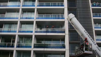 Bankje in brand op balkon flat Groningen