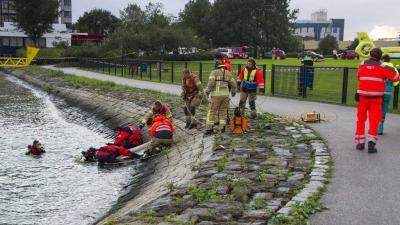Brandweerduiker haalt vrouw uit het water in Vlaardingen