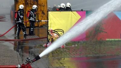 Foto van brandweerman blussen slang | Archief EHF