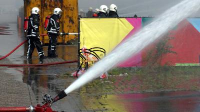Foto van brandweerman blussen slang | Archief EHF